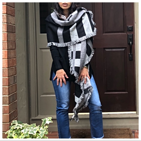 ✨LAST ONE ✨Beautiful blanket scarf - Picture 3 of 4